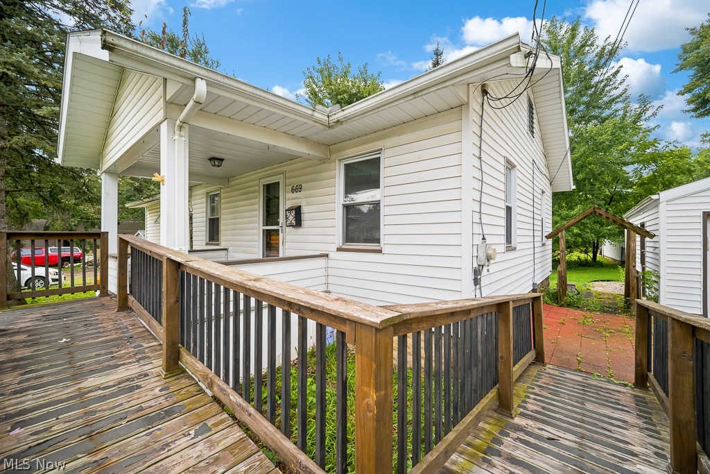 669 Scott Place Nw Property Photo 3