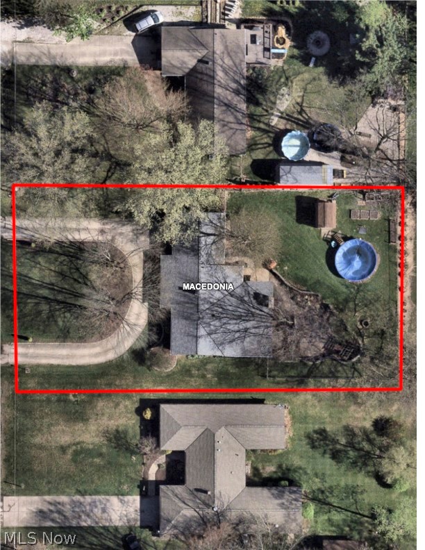 8831 Pine Tree Drive Property Photo 3