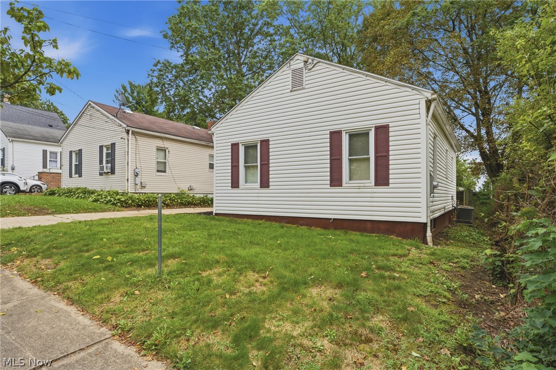 782 Saxon Avenue Property Photo 2