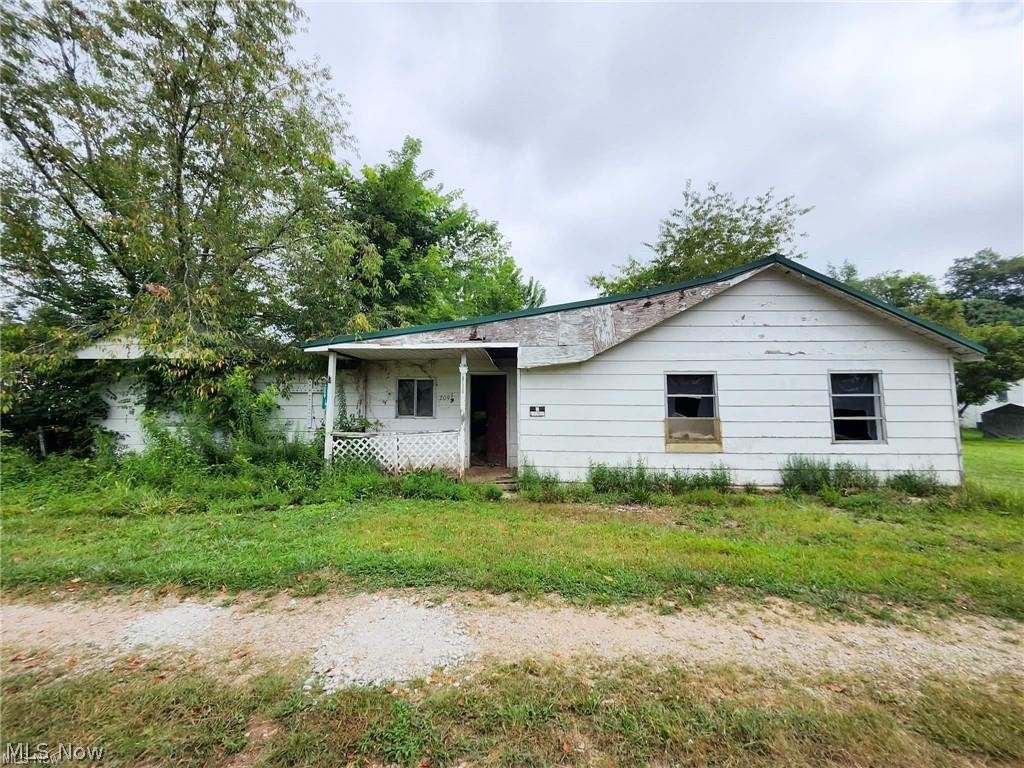 209 2nd St. Property Photo 1