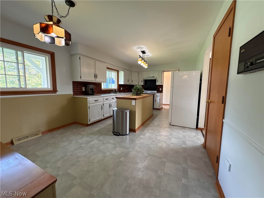 28000 Aurora Road Property Photo 14
