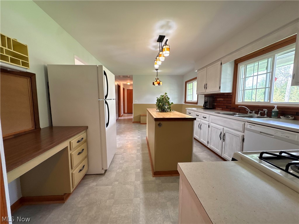 28000 Aurora Road Property Photo 15