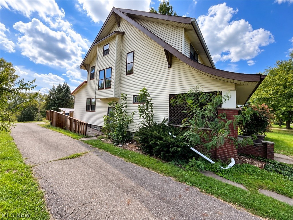3404 Lincoln Street E Property Photo 3