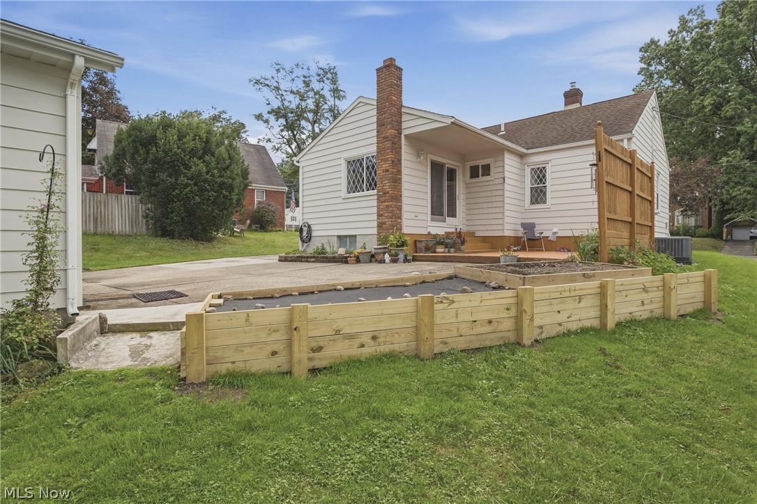 1956 Goodyear Boulevard Property Photo 4
