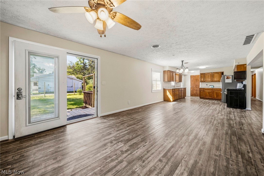 7612 Lake Shore Boulevard Property Photo 8