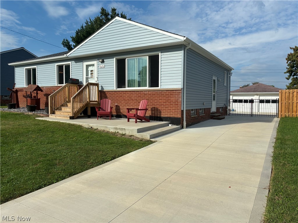 7270 Glenn Oval Drive Property Photo 3