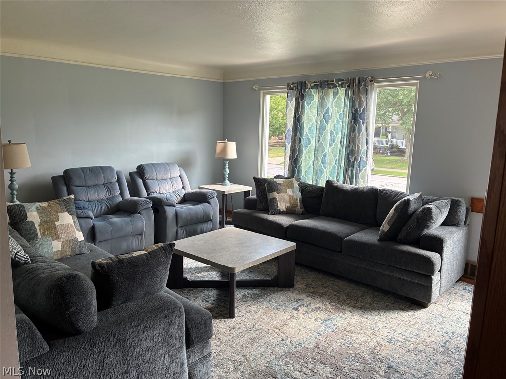 7270 Glenn Oval Drive Property Photo 4