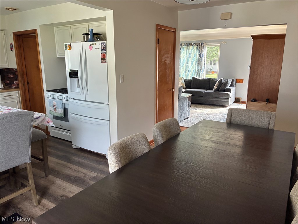 7270 Glenn Oval Drive Property Photo 8