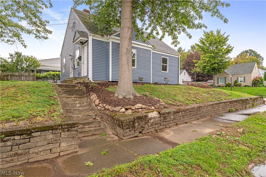 137 E Rosewood Avenue Property Photo 1