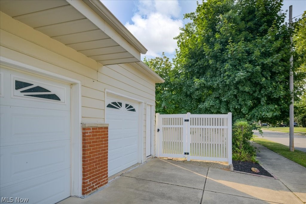 32204 Glen Arden Drive Property Photo 3
