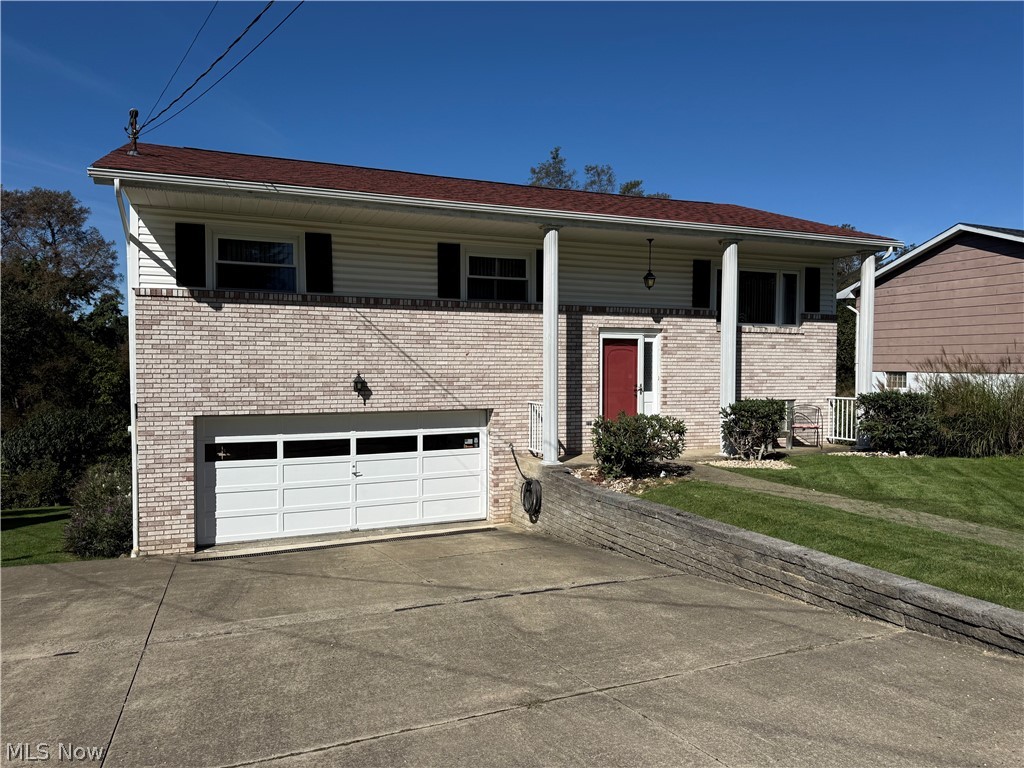 221 Frostview Drive Property Photo 1