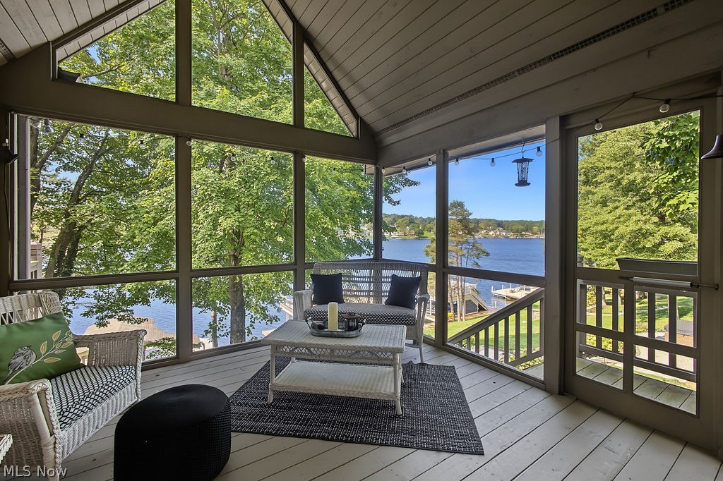 637 King Beach Drive Property Photo 14