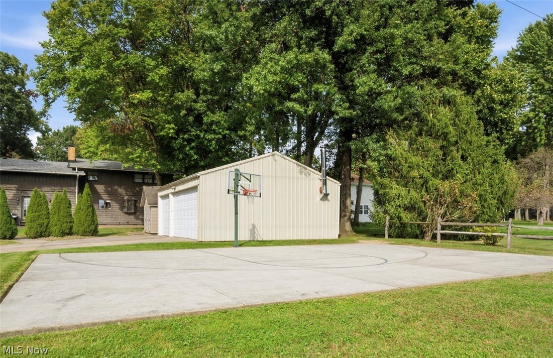 715 Oakridge Drive Property Photo 2