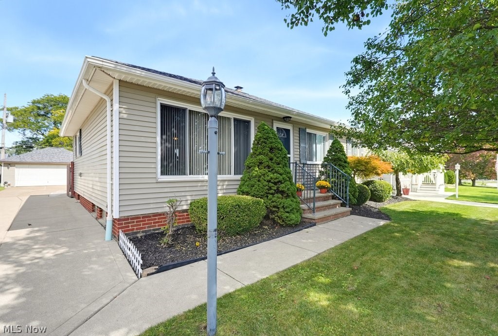 11052 Naomi Drive Property Photo 3