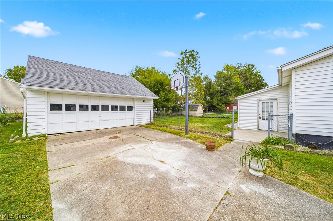 259 E 324th Street Property Photo 4
