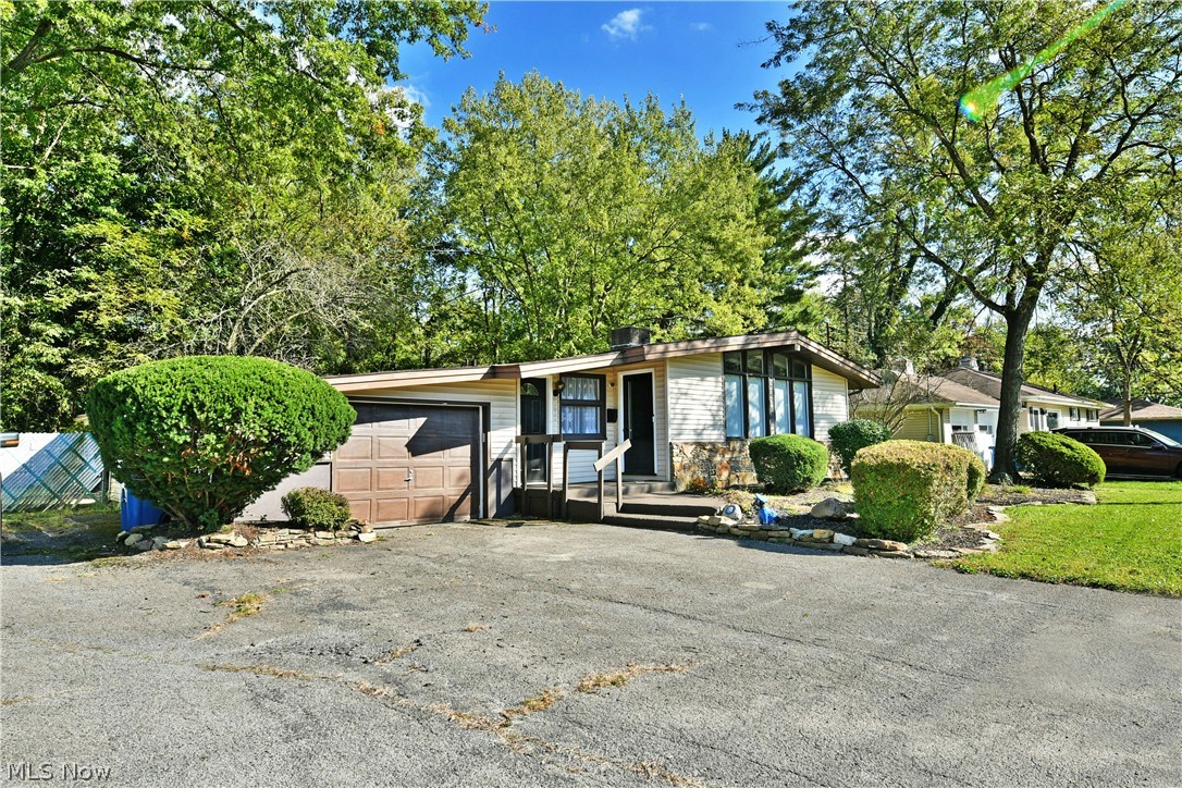 837 Pinecrest Road Property Photo 2