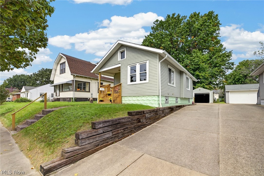 1891 Ford Avenue Property Photo 3