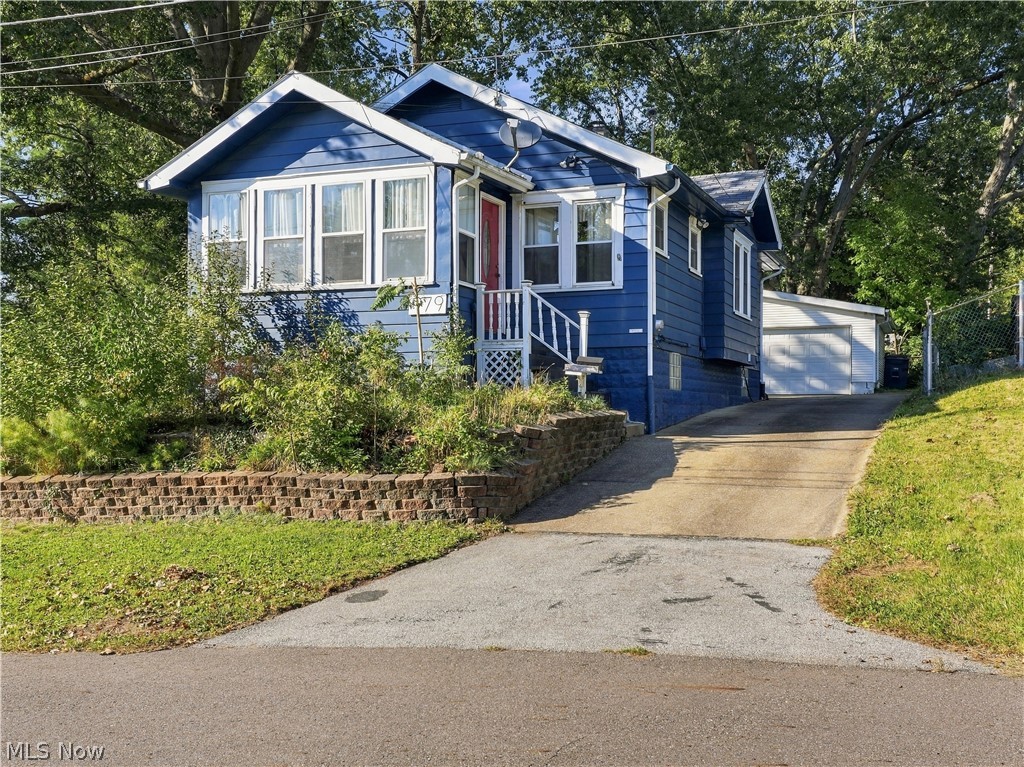 979 Iona Avenue Property Photo 1