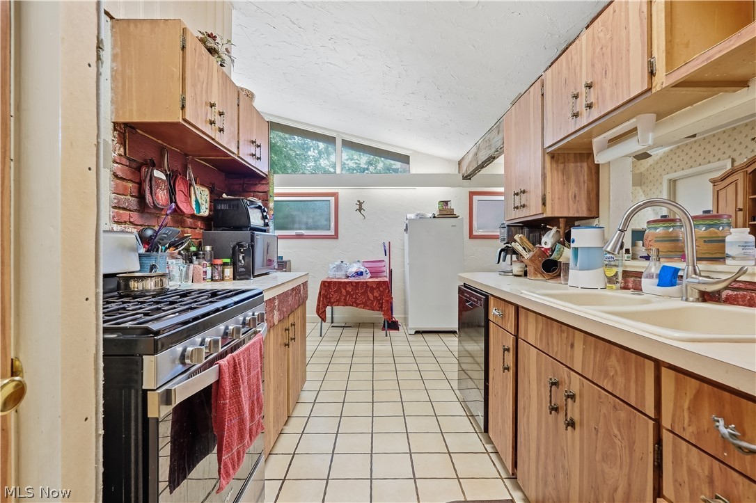 110 E 252nd Street Property Photo 19