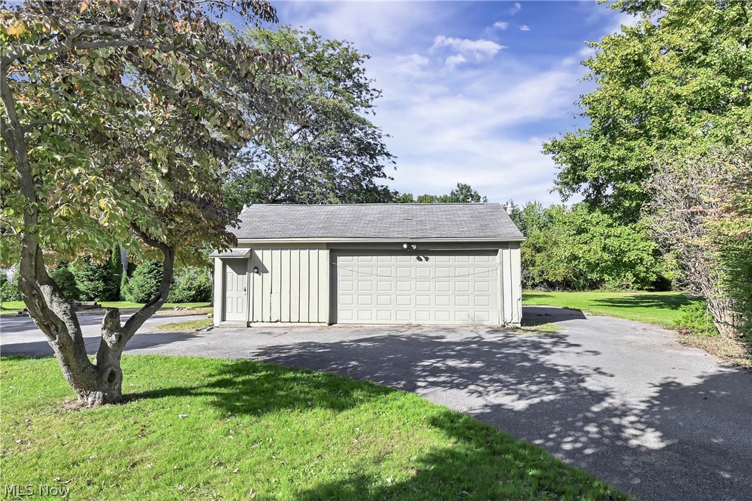 9327 Lake Shore Boulevard Property Photo 8