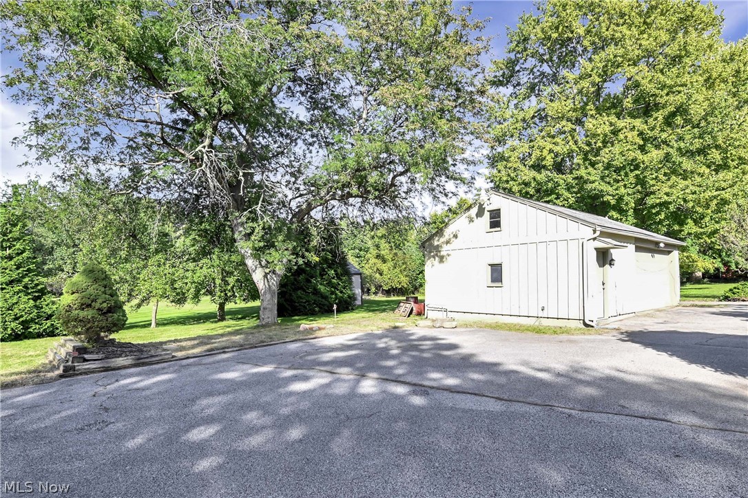 9327 Lake Shore Boulevard Property Photo 11