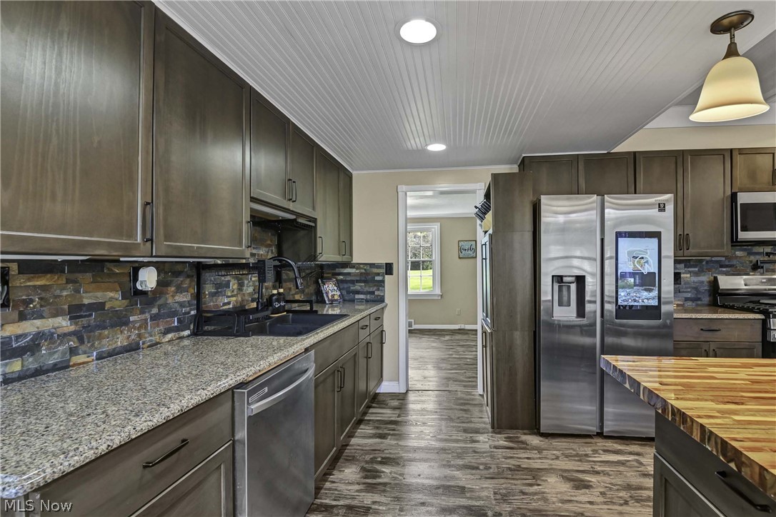 9327 Lake Shore Boulevard Property Photo 24
