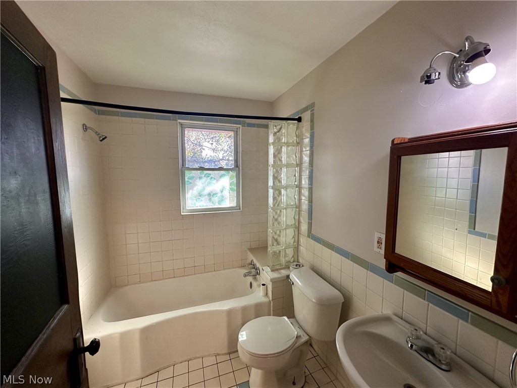 464 Crestwood Avenue A Property Photo 8