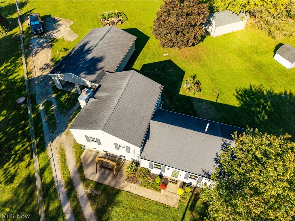 38536 E River Road Property Photo 4
