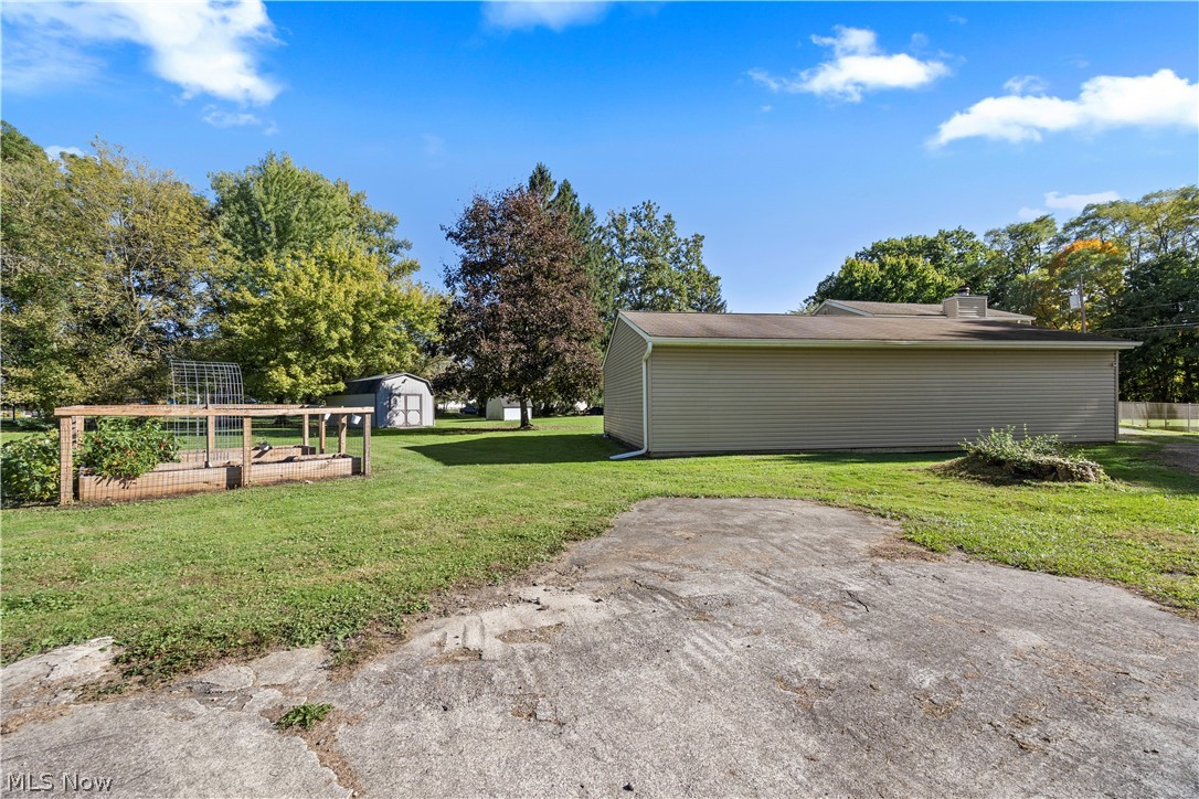 38536 E River Road Property Photo 5