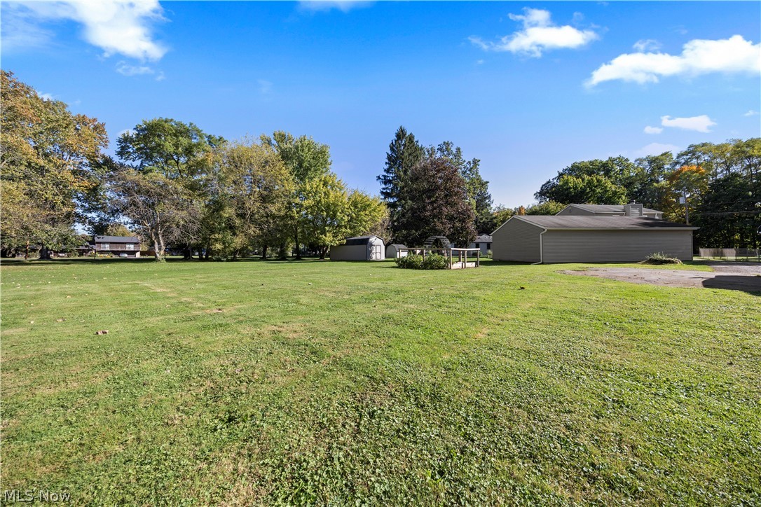 38536 E River Road Property Photo 6