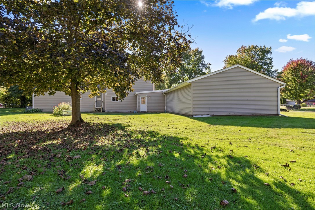 38536 E River Road Property Photo 7