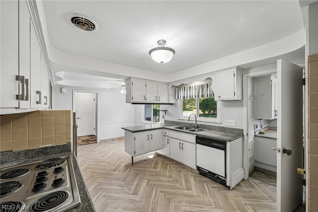 1355 Forest Hills Boulevard Property Photo 9