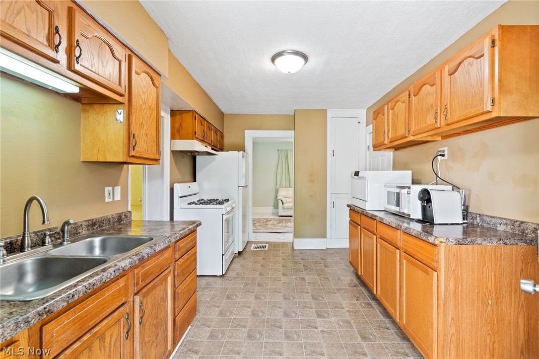 777 Montana Avenue Property Photo 2