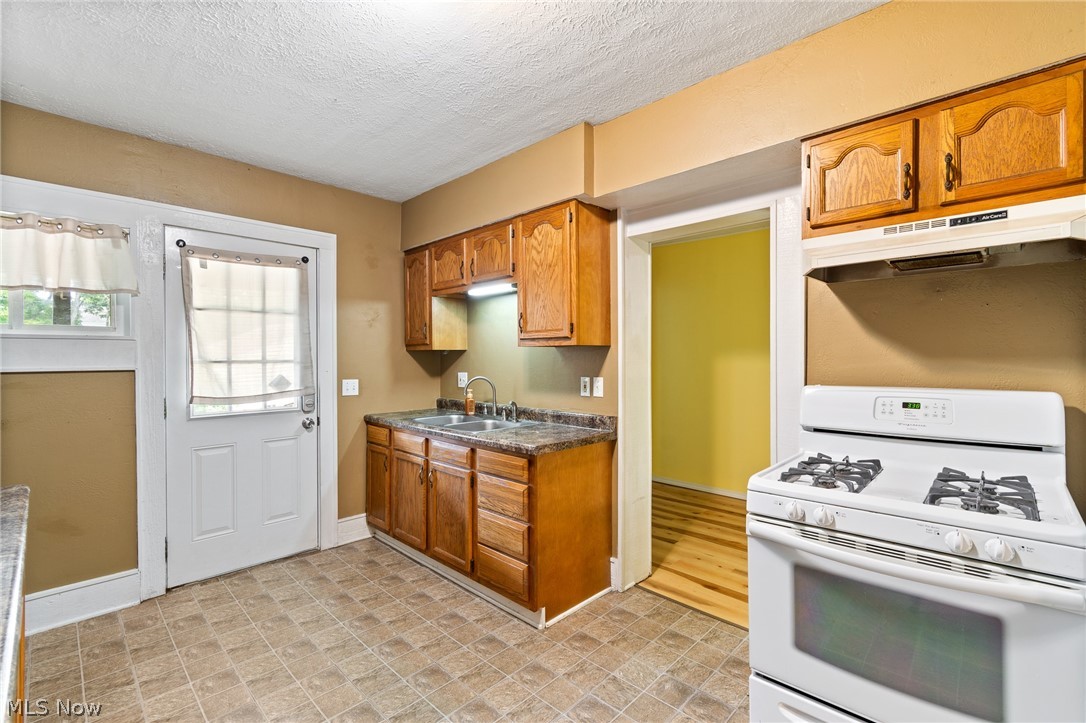 777 Montana Avenue Property Photo 5