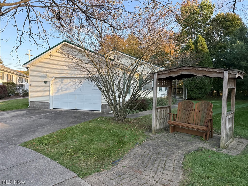 135 Phoenix Drive NW Property Photo 1