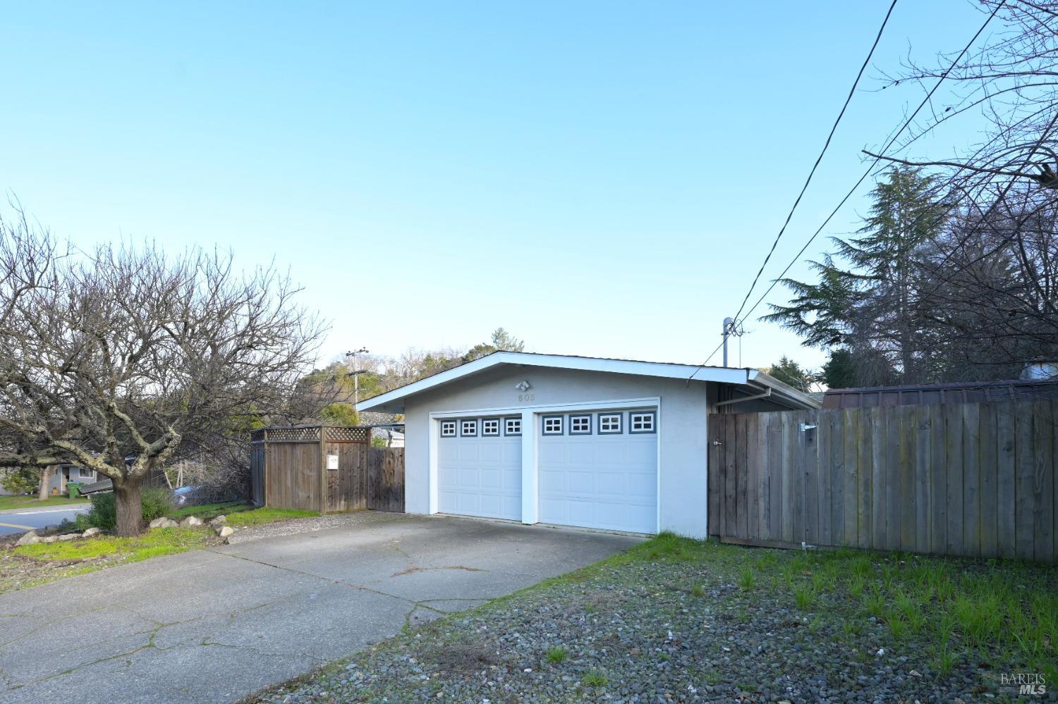 605 Sunset Parkway Property Photo