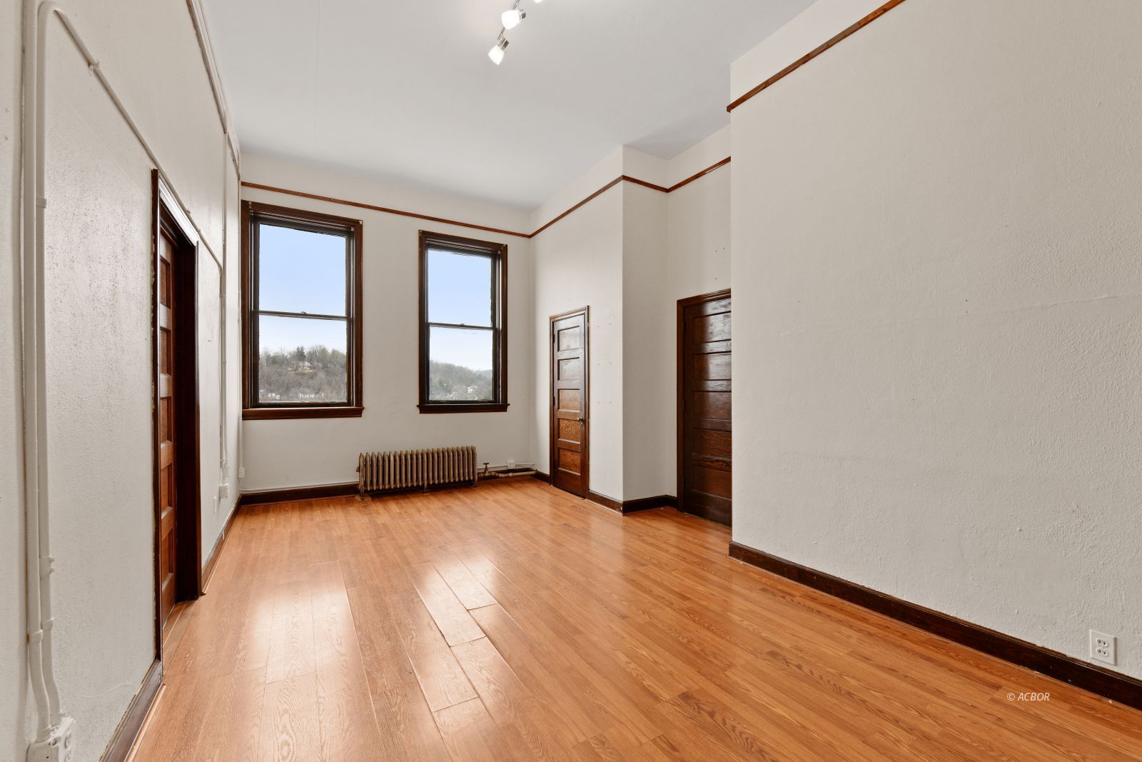8 N Court Property Photo 4