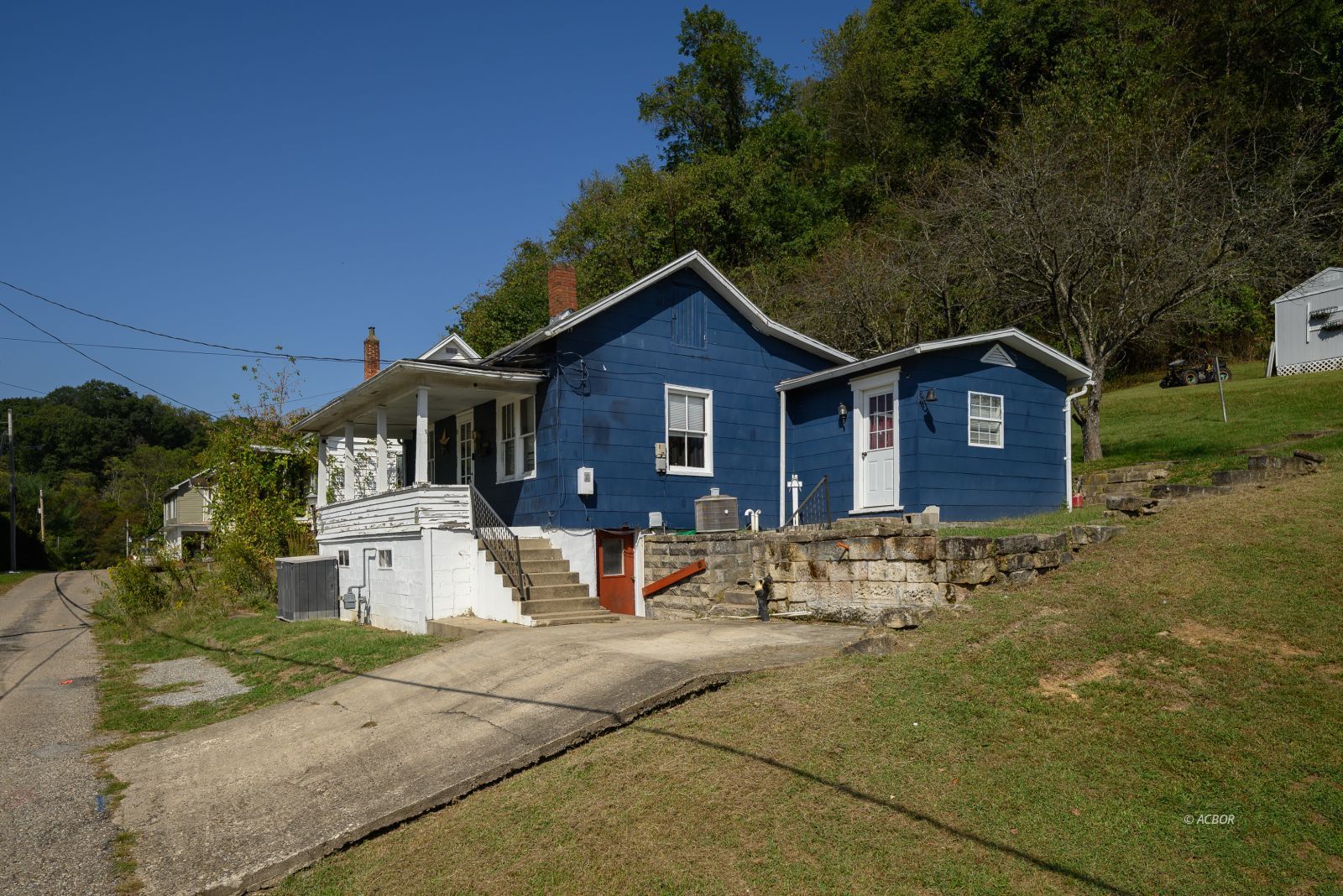 5 Oak St Property Photo 1