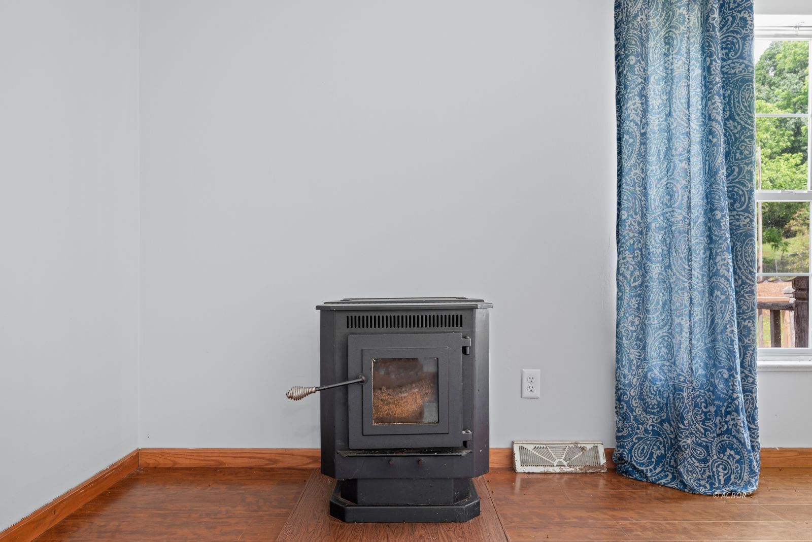 2558 State Route 588 Property Photo 6