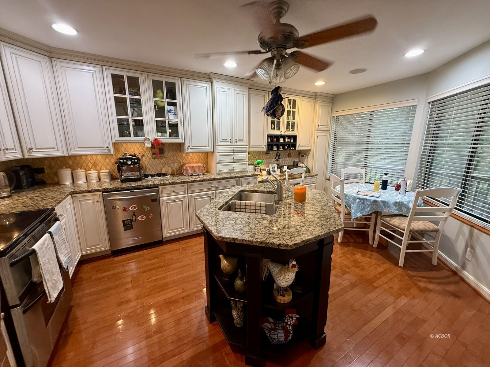 7027 Woodmere Dr Property Photo 3