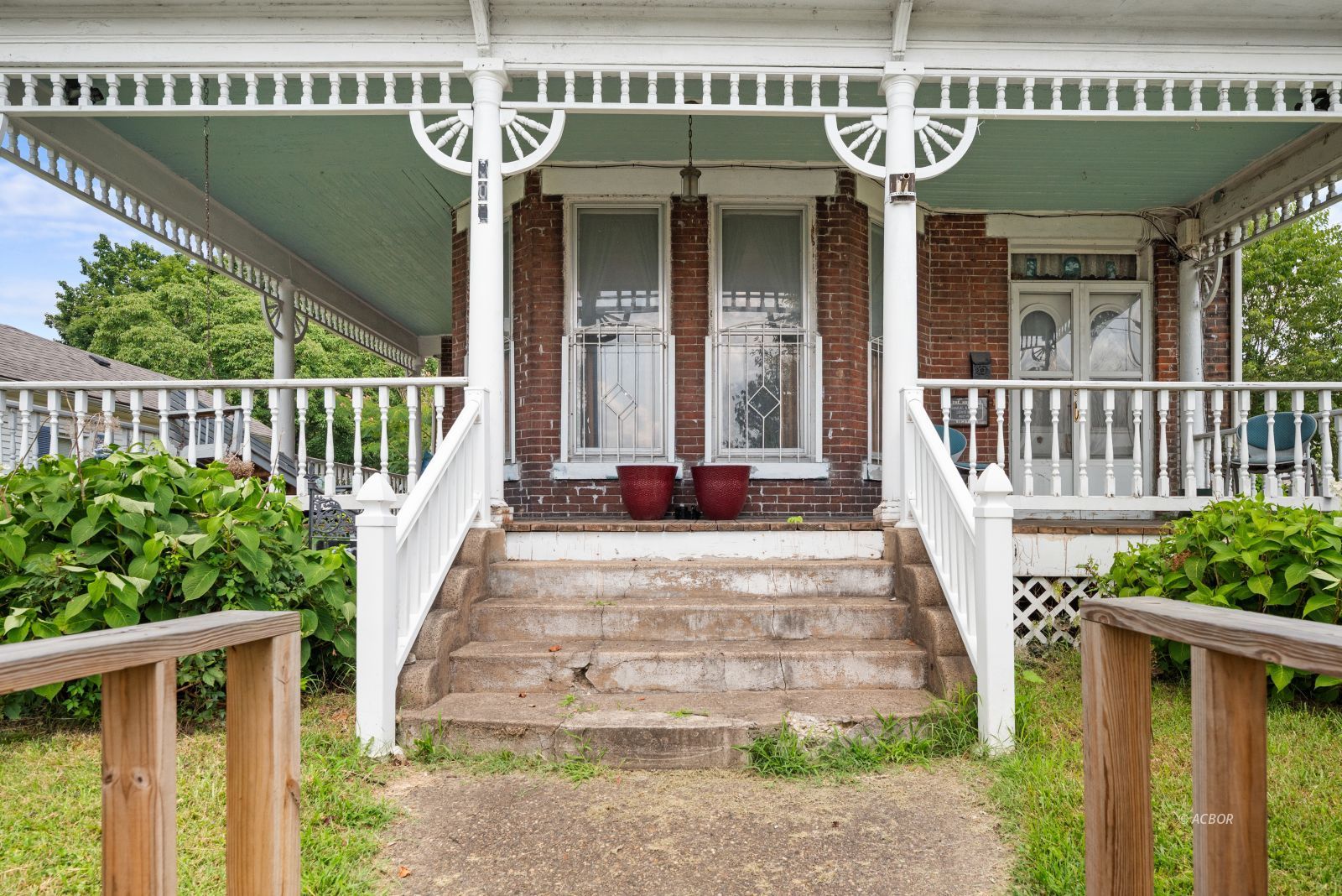 906 Fourth Ave Property Photo 4