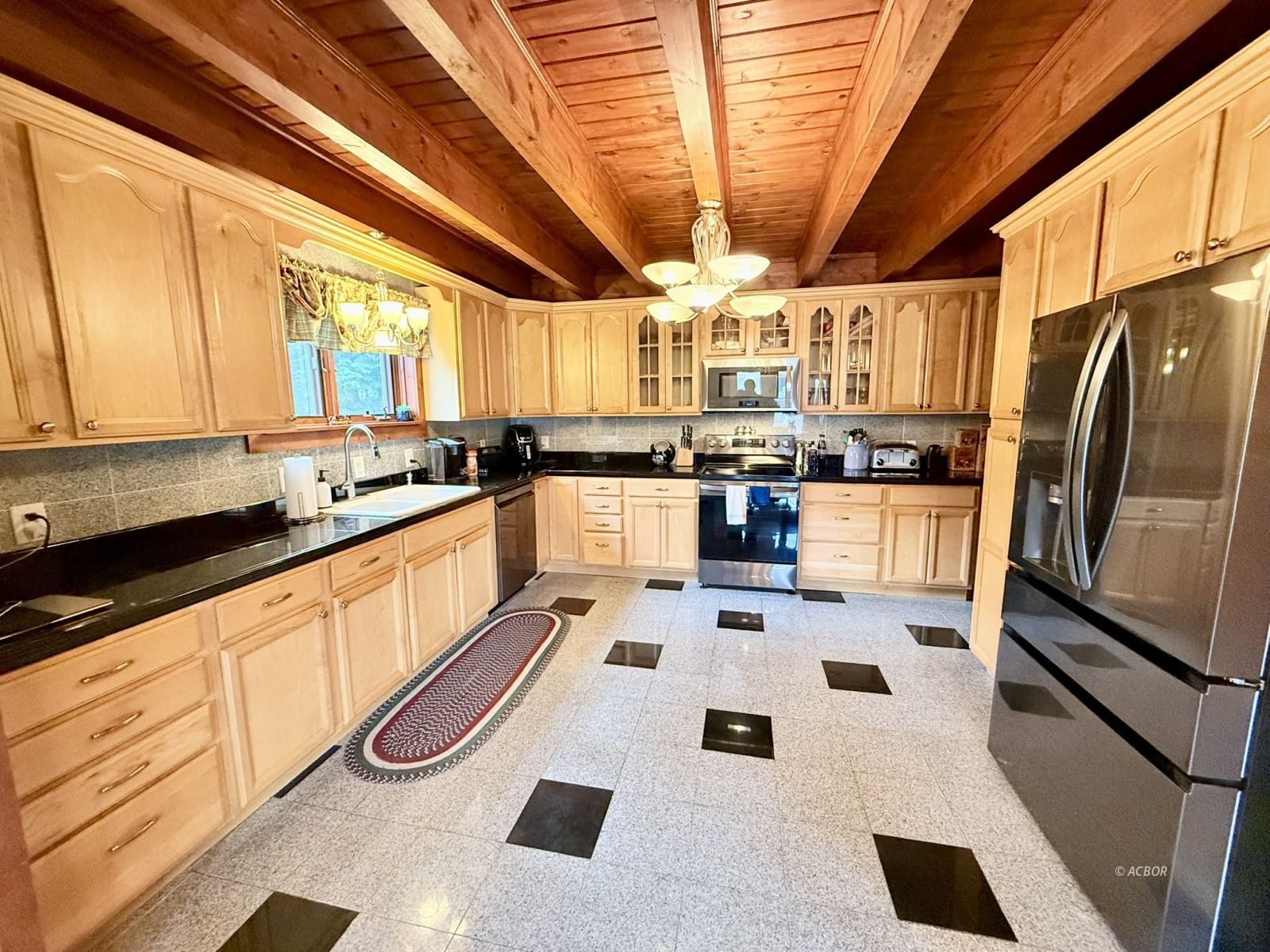 637 Pettit Rd Property Photo 8