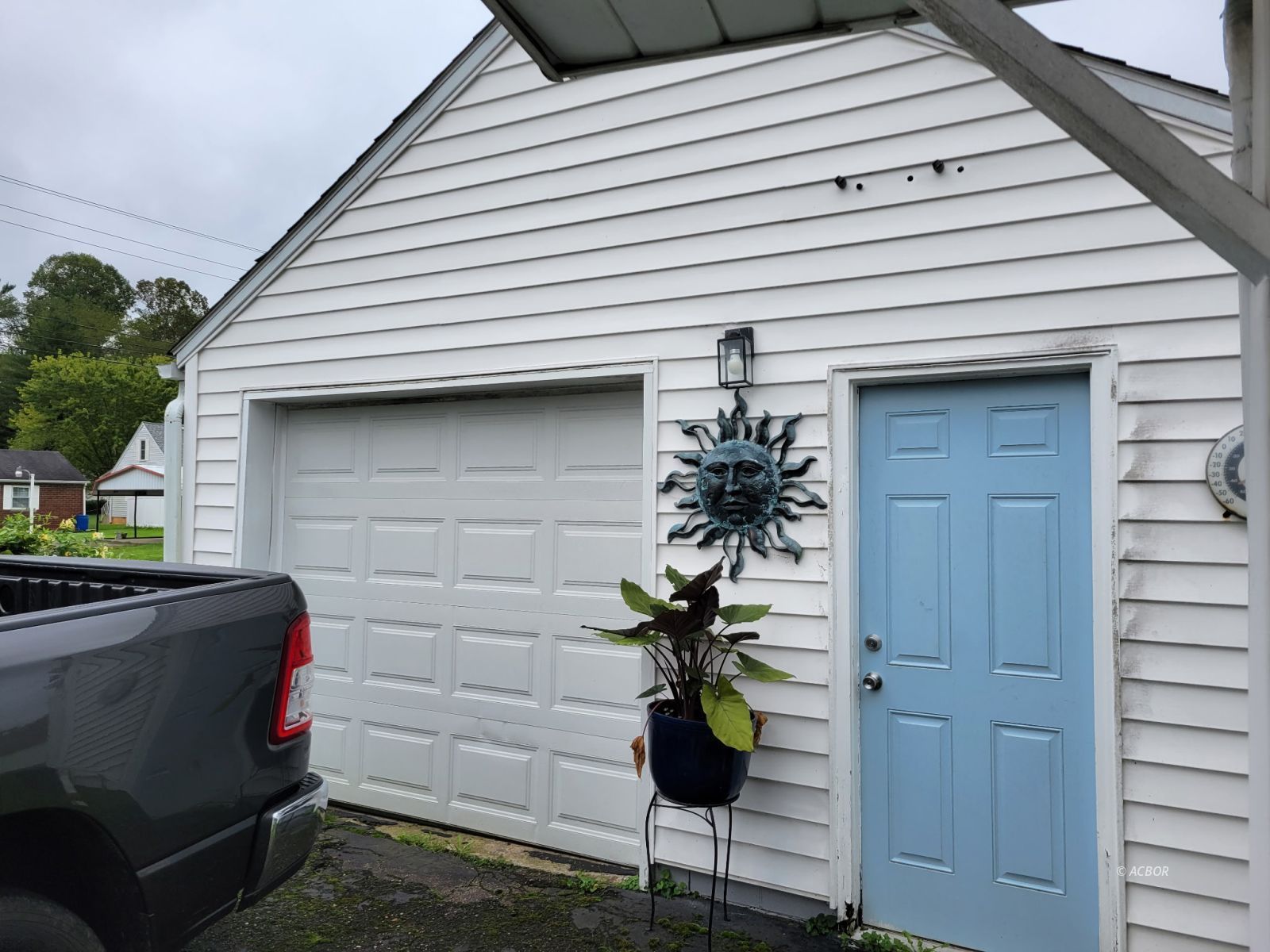 840 Baird St Property Photo 4
