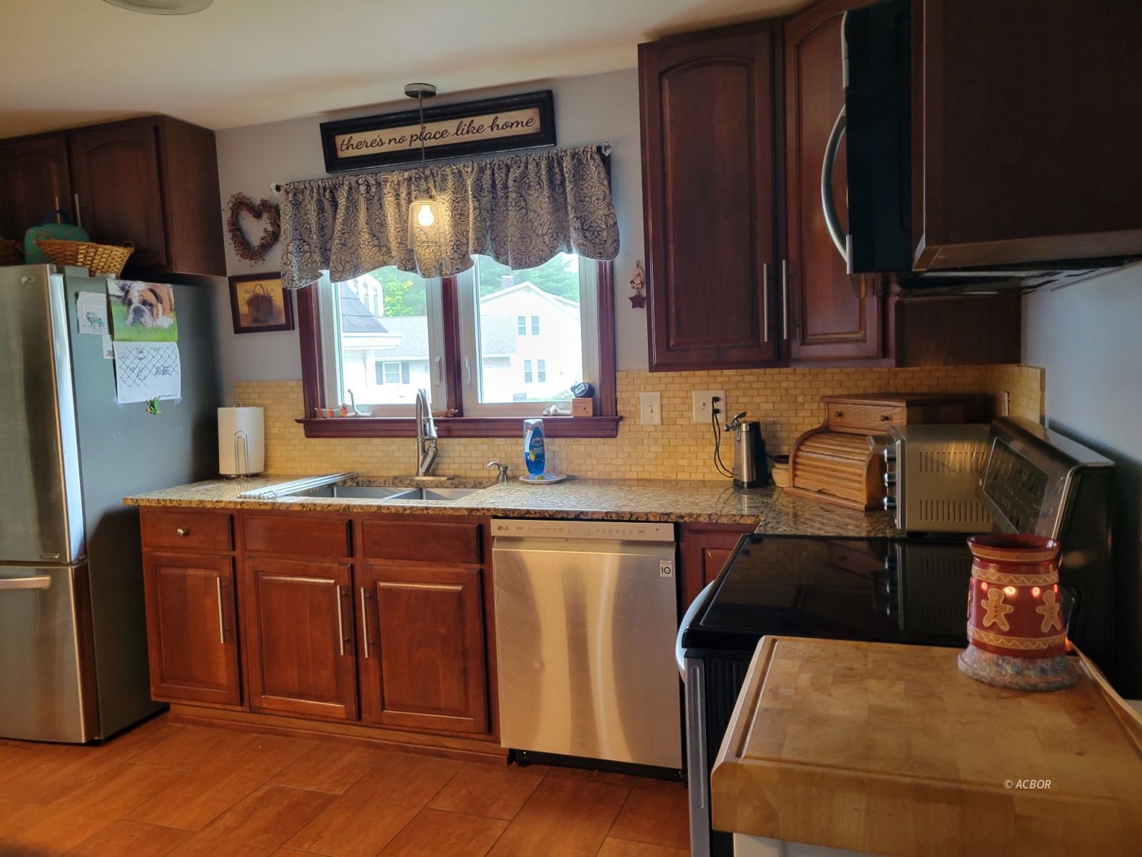 840 Baird St Property Photo 6