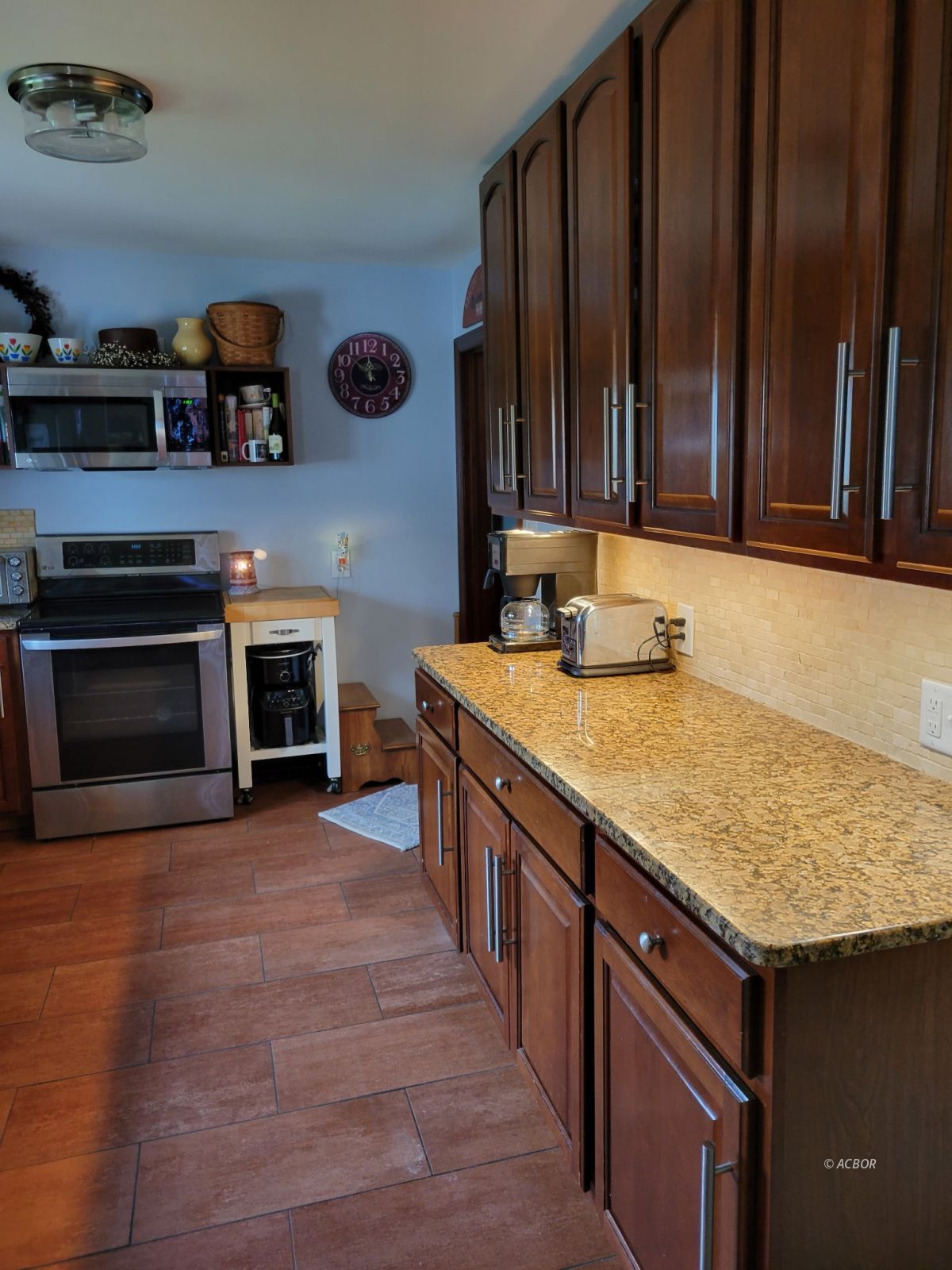 840 Baird St Property Photo 7