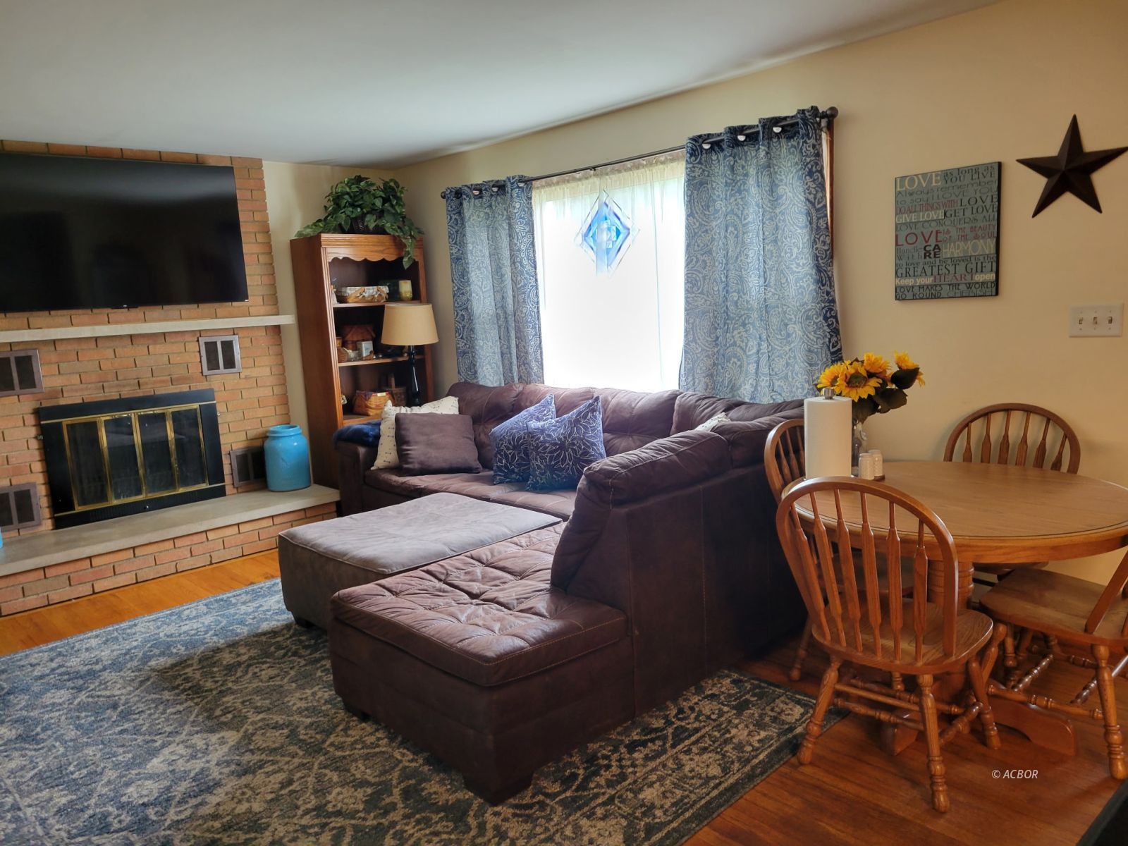 840 Baird St Property Photo 9