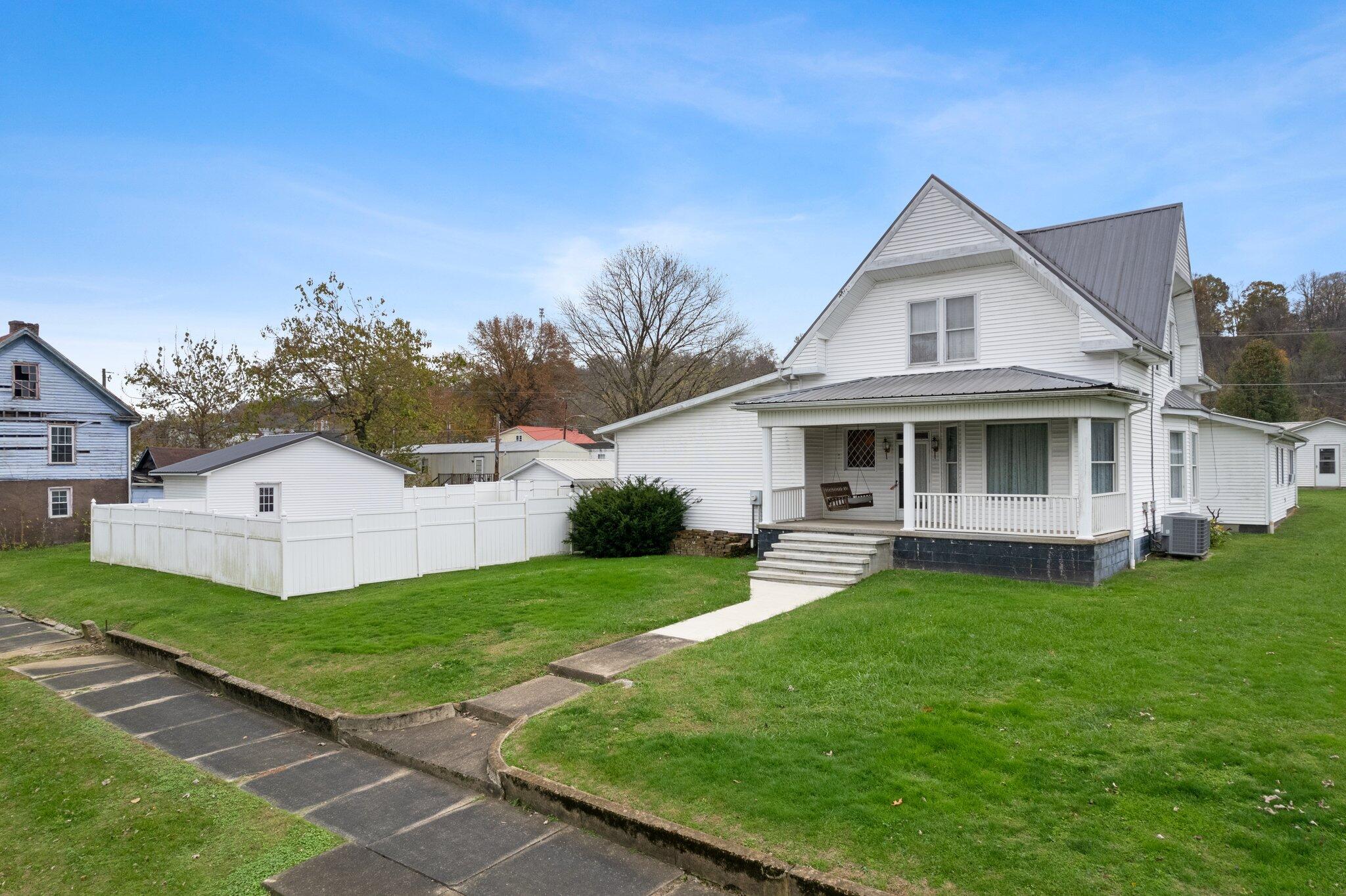 204 W 3rd Street Property Photo