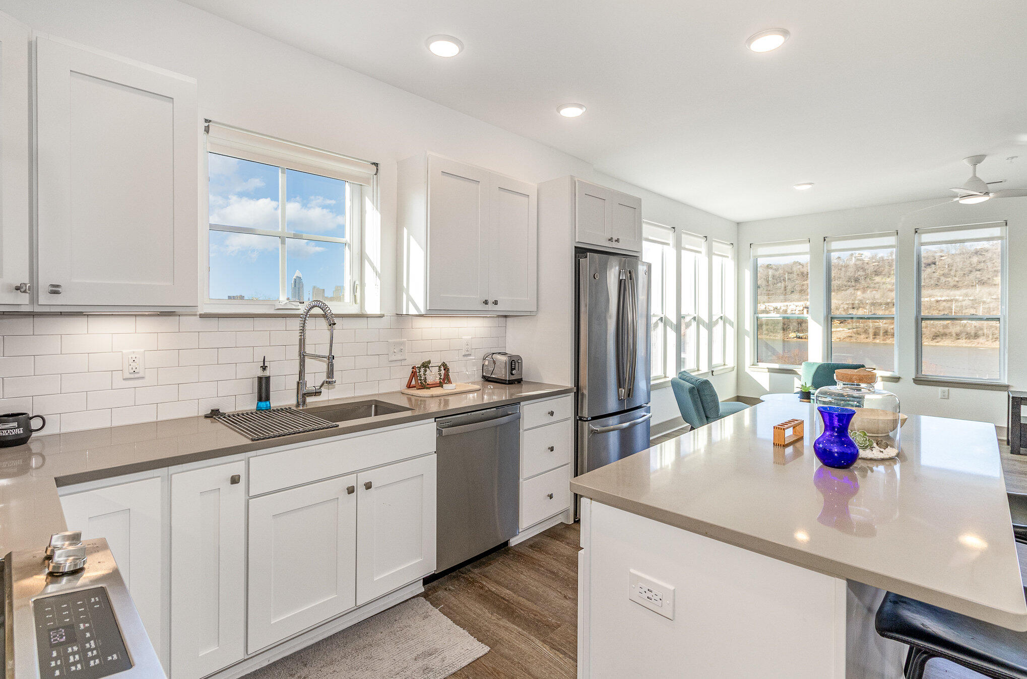 284 Manhattan Boulevard, 2 Property Photo 6