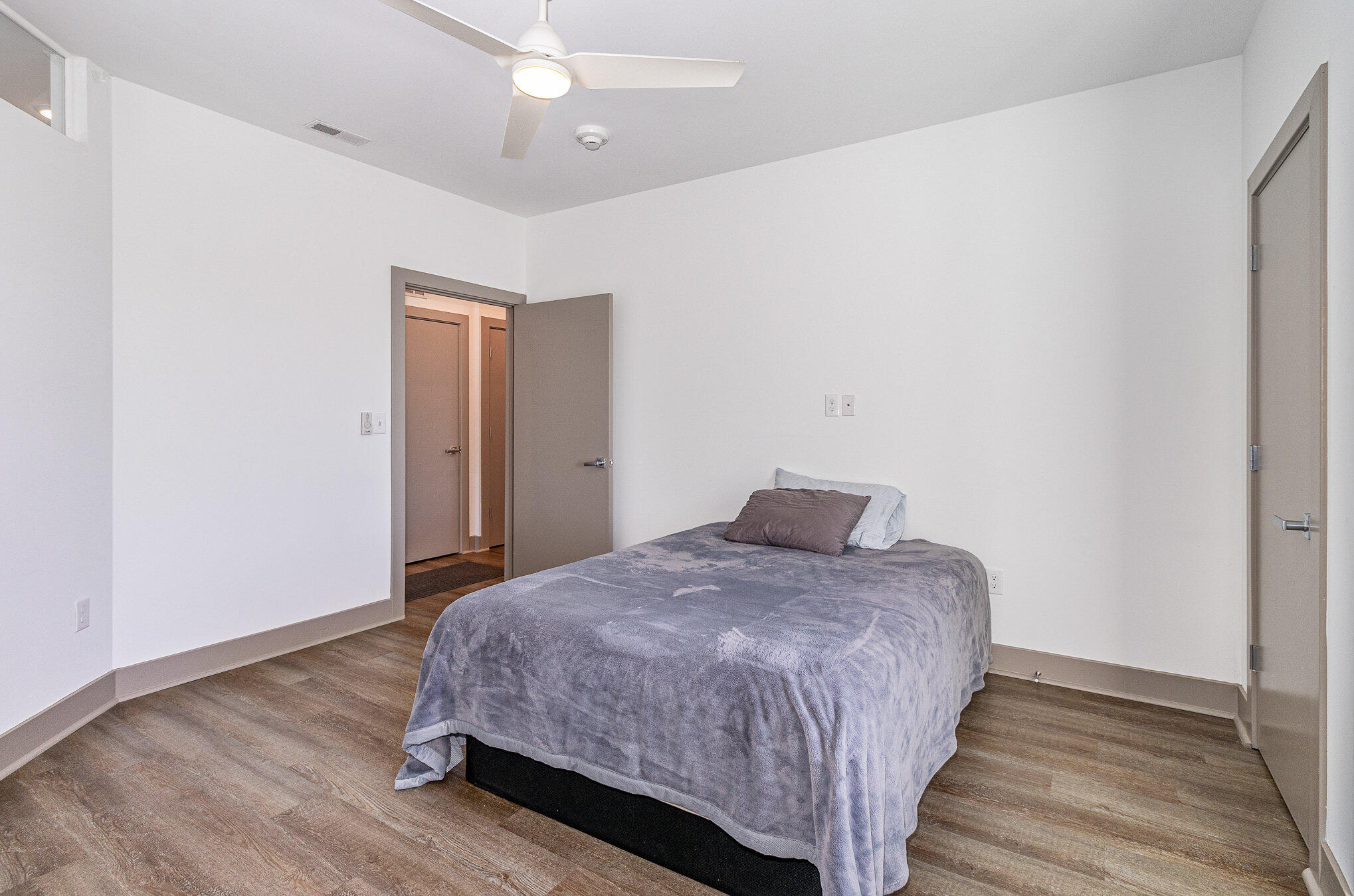 284 Manhattan Boulevard, 2 Property Photo 12