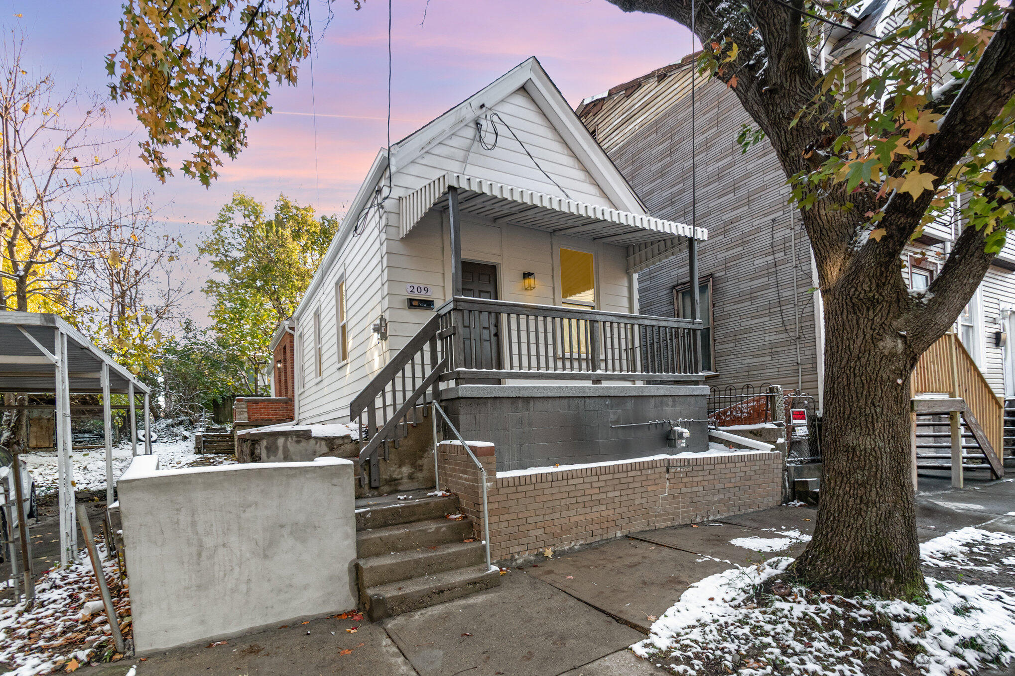209 E 10th Street Property Photo 1